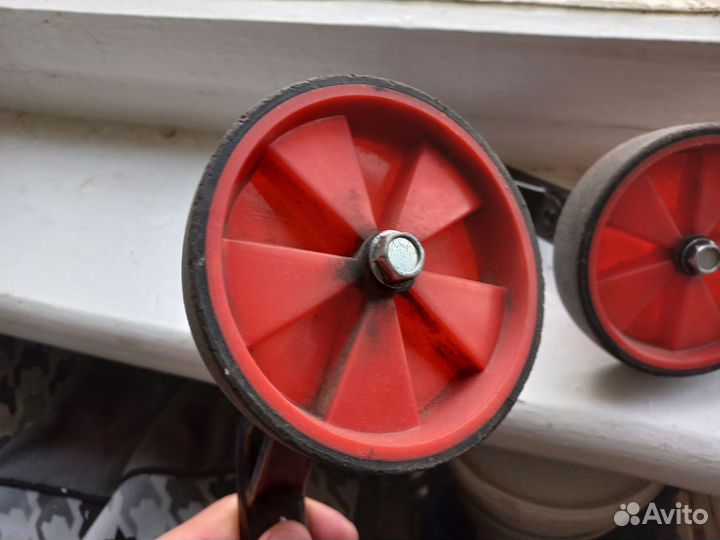 Маленькие колеса к детскому велосипеду