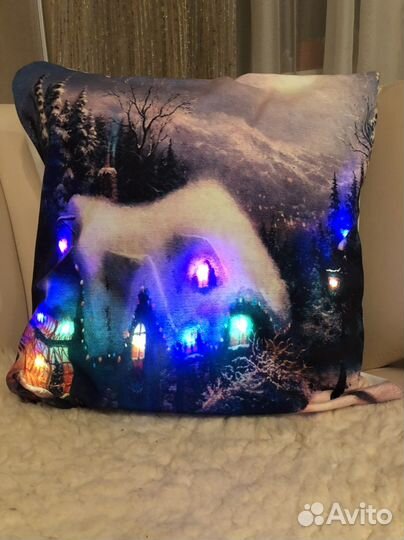 Подушка светится фонариками