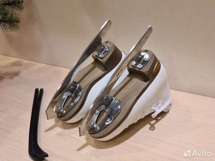 Фигурные коньки Runa