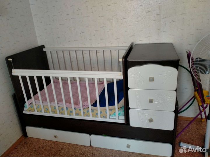 Детская кроватка с маятником