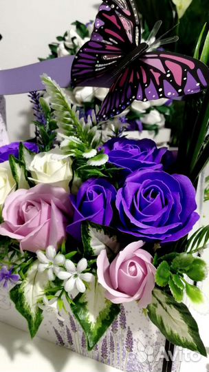 Корзина с букетом из пенных роз