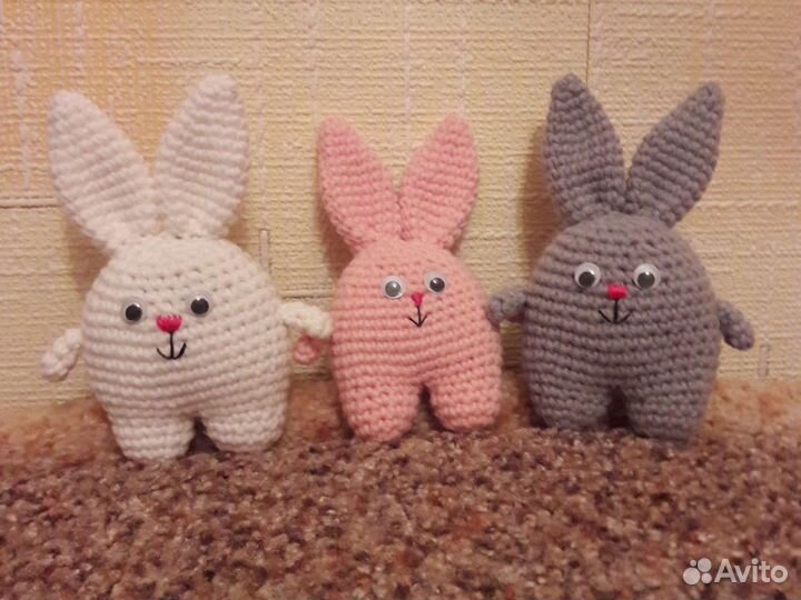 Зайчики (вязаные игрушки)