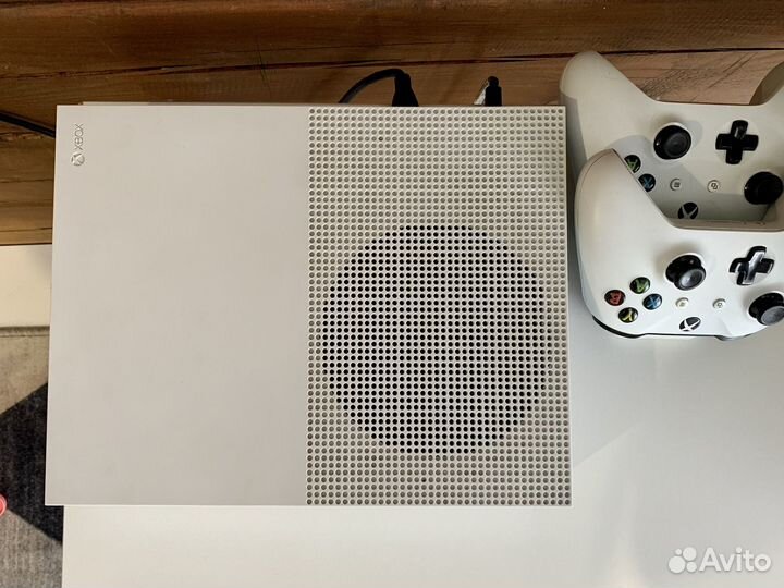 Xbox one s 500gb + 2 геймпада
