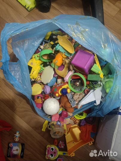 Мелкие игрушки пакетом из киндеров,др для моторики