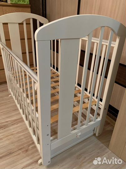 Детская кроватка с маятником