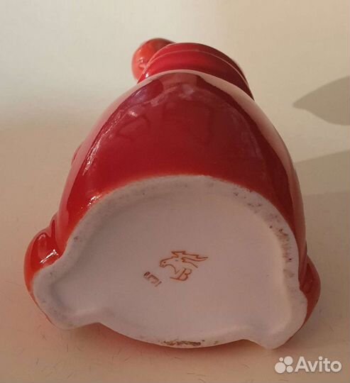 Фарфоровая статуэтка (карандашница)