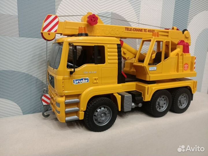 Подъемный кран Bruder в идеале
