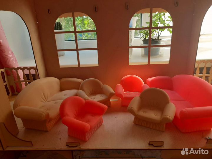 Кукольный домик с мебелью