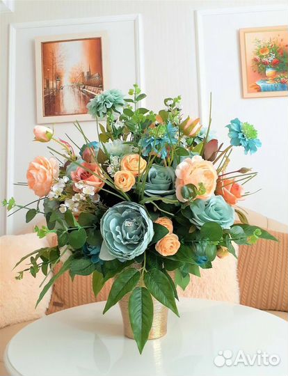 Интерьерная композиция из цветов в вазе