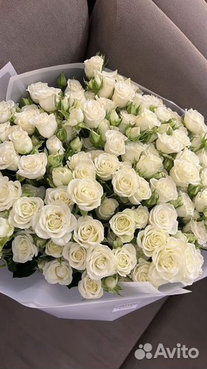 Букет из кустовых роз с оформлением