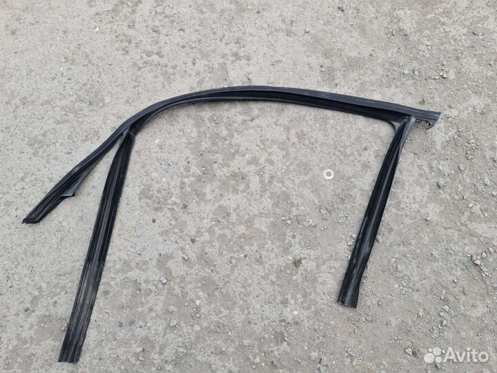 Уплотнитель стекла передней двери Mercedes ML/GLE