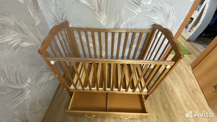 Детская кроватка с поперечным маятником