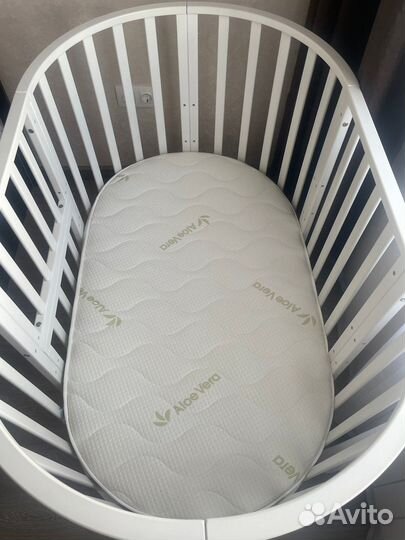 Продам детскую кроватку с маятником (белая)