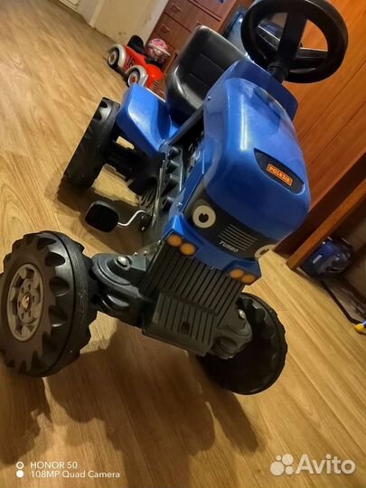 Синий трактор с прицепом