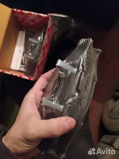 Передние колодки и датчик колодок на бмв е60