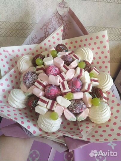 Сладкие букеты из клубники и зефира