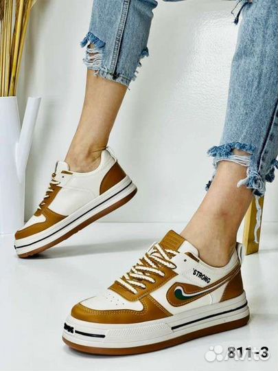 Кроссовки женские