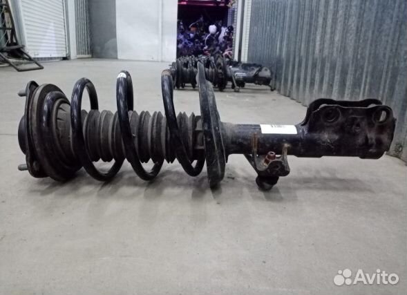 Амортизатор передний правый Toyota Camry 70