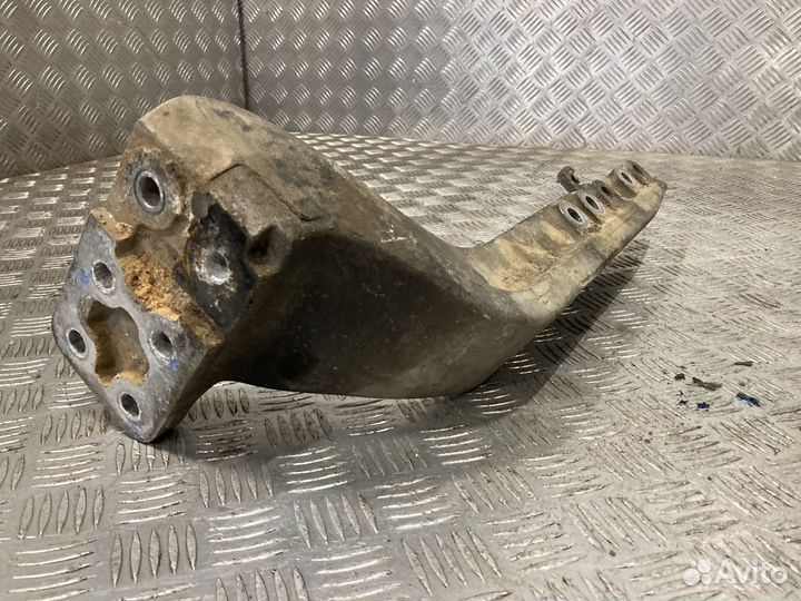 Кронштейн глушителя Volvo 22200142