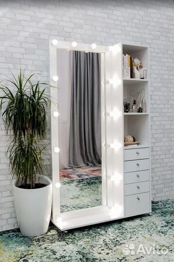 Гримерное зеркало с лампочками