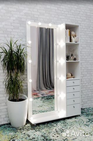 Гримерное зеркало с лампочками