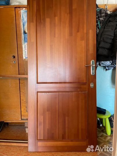 Продам входную дверь из массива дерева б/у