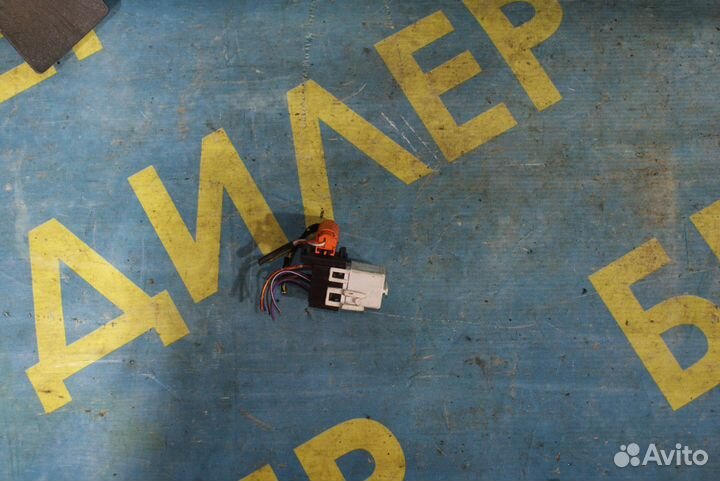 Белое реле BMW E39 1