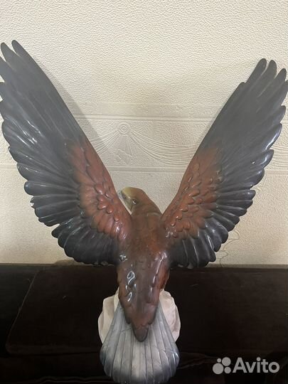 Фарфоровая статуэтка орла Hertw