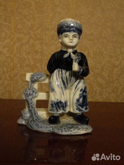 Статуэтки фарфоровые разные