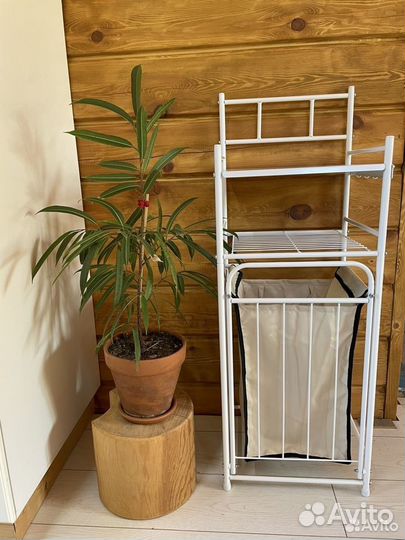 Стеллаж IKEA с корзиной для белья