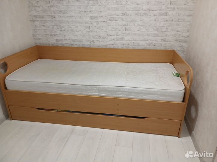 Кровать односпальная с матрасом бу