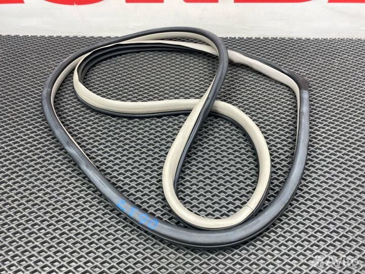 Уплотнительная резинка боковой двери задняя левая