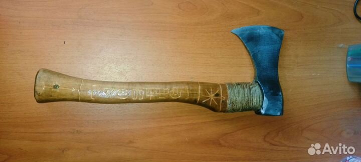 Красивый топор с гравировкой