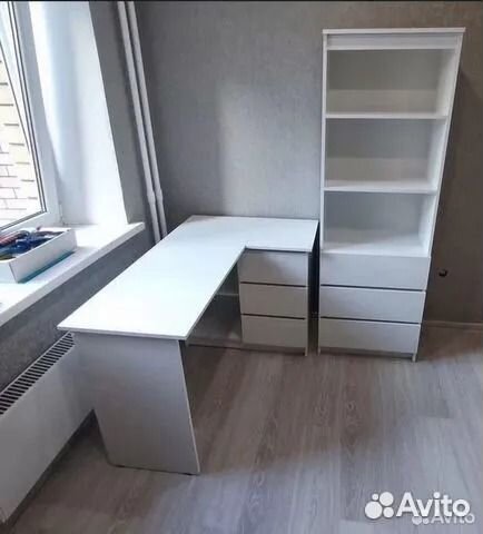 Стол и стеллаж