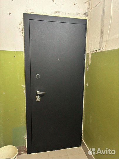 Дверь входная зеленая