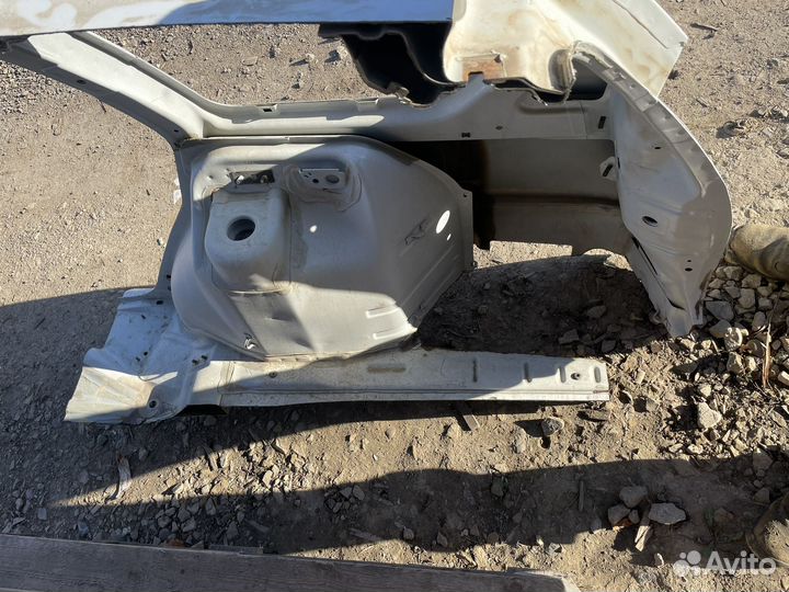 Задняя Правая четверть приора универсал