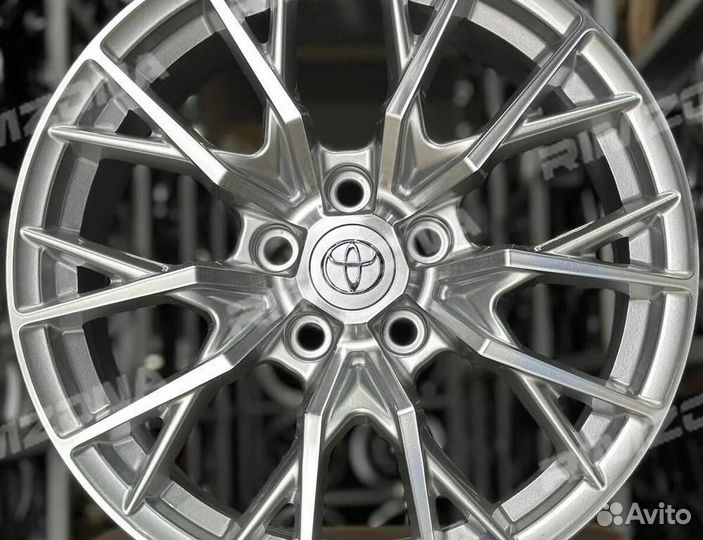 Литой диск в стиле Toyota R17 5x114.3