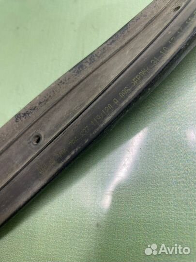 Уплотнитель двери правый Volkswagen Touareg 7P