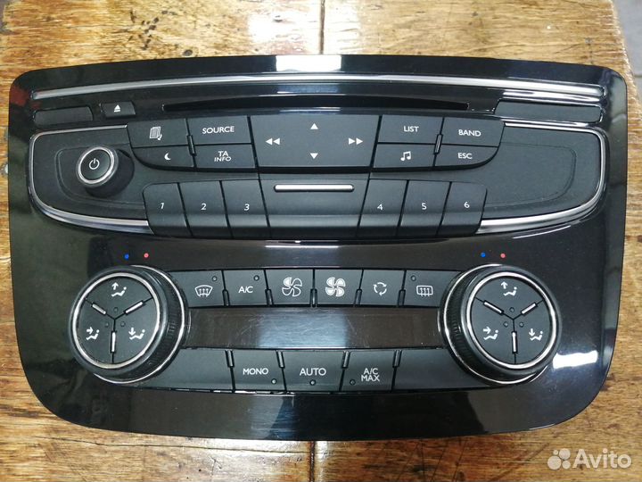Панель управления мультимедиа и климатом Peugeot