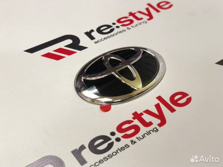 Эмблема в решетку Toyota Camry 40 S805