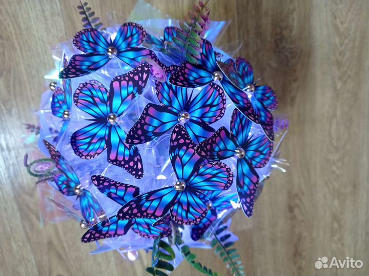 Букет с бабочками светящейся