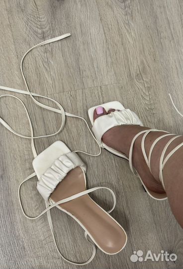 Босоножки белые на шнурках 37 размер