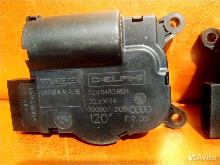 Моторчик заслонки печки Ауди Q7 52411483R04 VAG