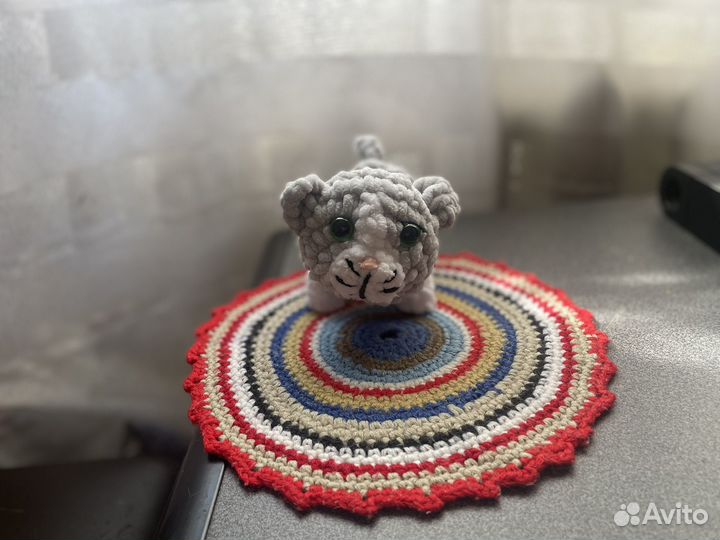 Вязаная игрушка котик