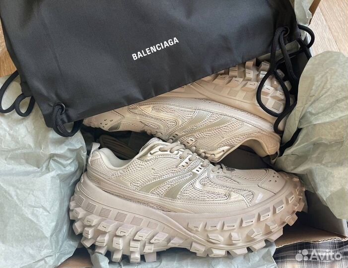Balenciaga Defender White на руках