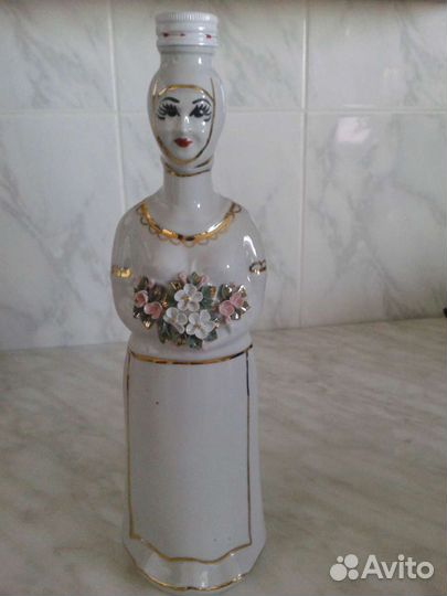 Статуэтка, вазы, бутылка