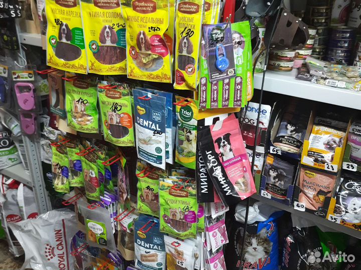 Стойка, миски, лакомства, игрушки, лежанки