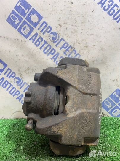 Суппорт передний правый Renault Fluence седан 1.6