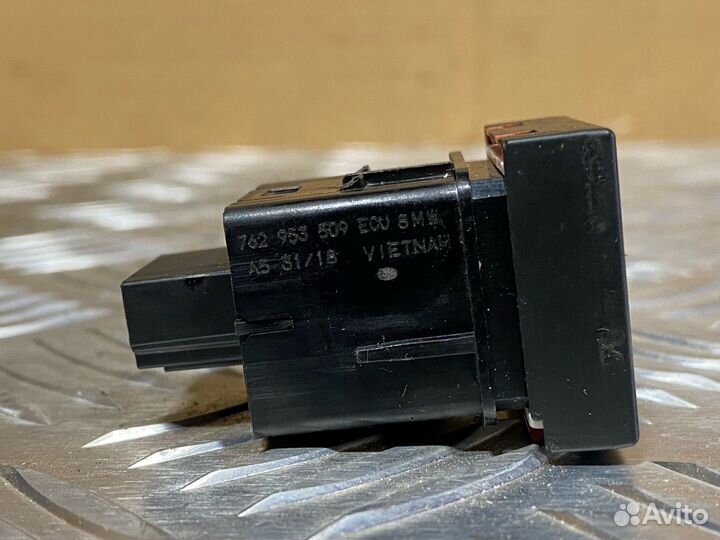 Кнопка аварийной сигнализации Volkswagen Touareg 3