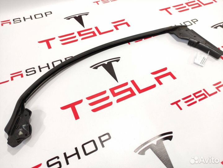 Уплотнитель передней двери Tesla Model S 2015